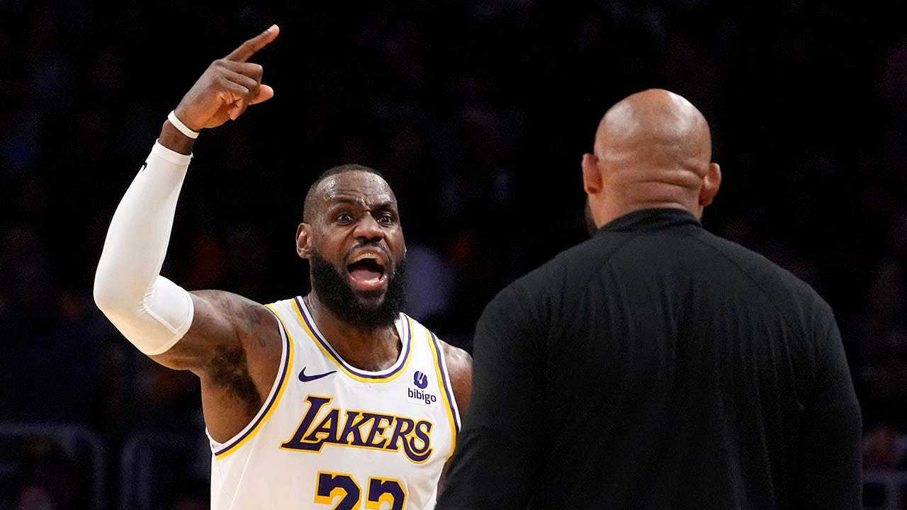 Lebron James Explodes On Darvin Ham During Lakers Game 4 Victory Over The Nuggets Total News 1052