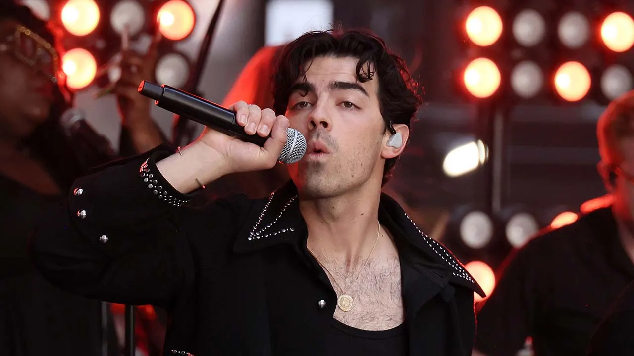 Joe Jonas reveals he once had to do a ‘mid-wardrobe s— change’ during ...