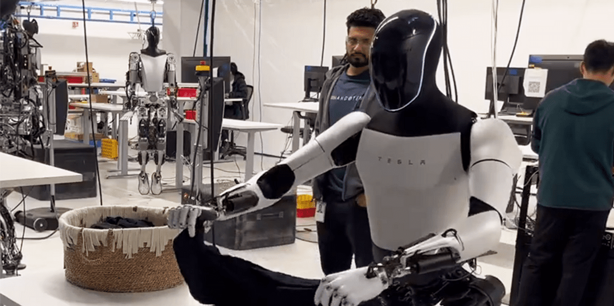 Tesla’s robot is folding laundry just months after reveal - Total News