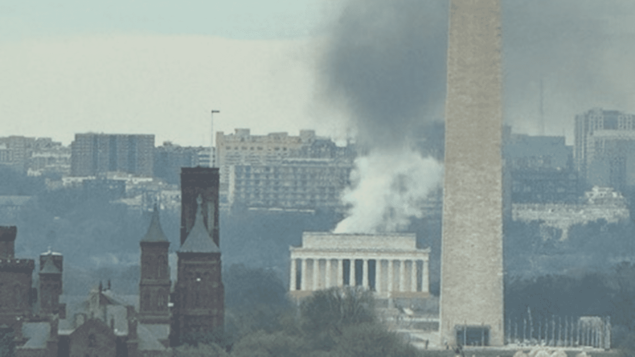 Smoke seen near Lincoln Memorial following vehicle fire in Virginia ...