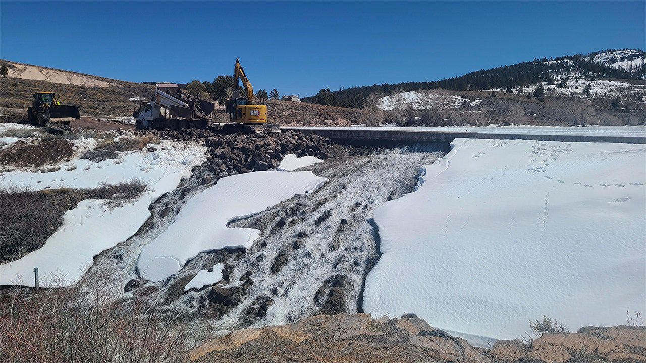 Water pouring through 60-foot crack in Utah dam as repairs underway ...