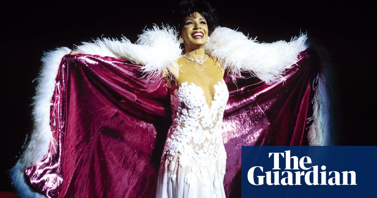 Shirley Bassey to auction jewellery including diamond ring from Elton ...