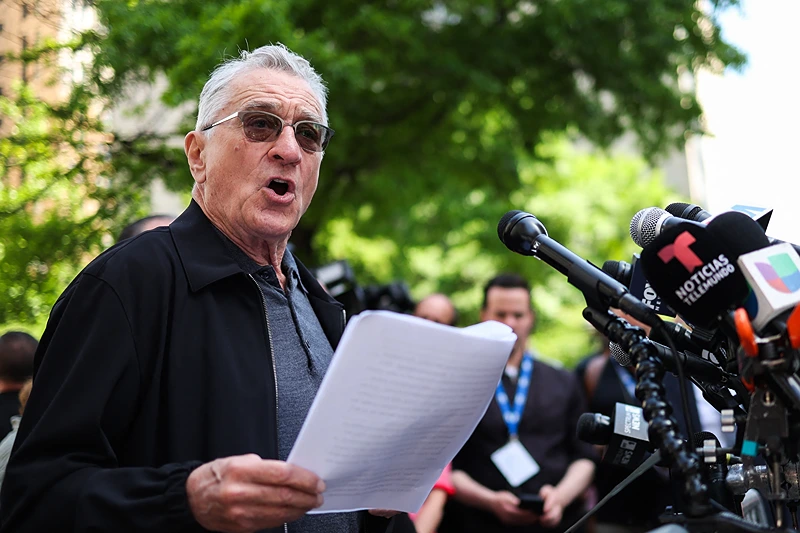 Robert De Niro Makes Strange Appearance Campaigning For Biden Outside ...