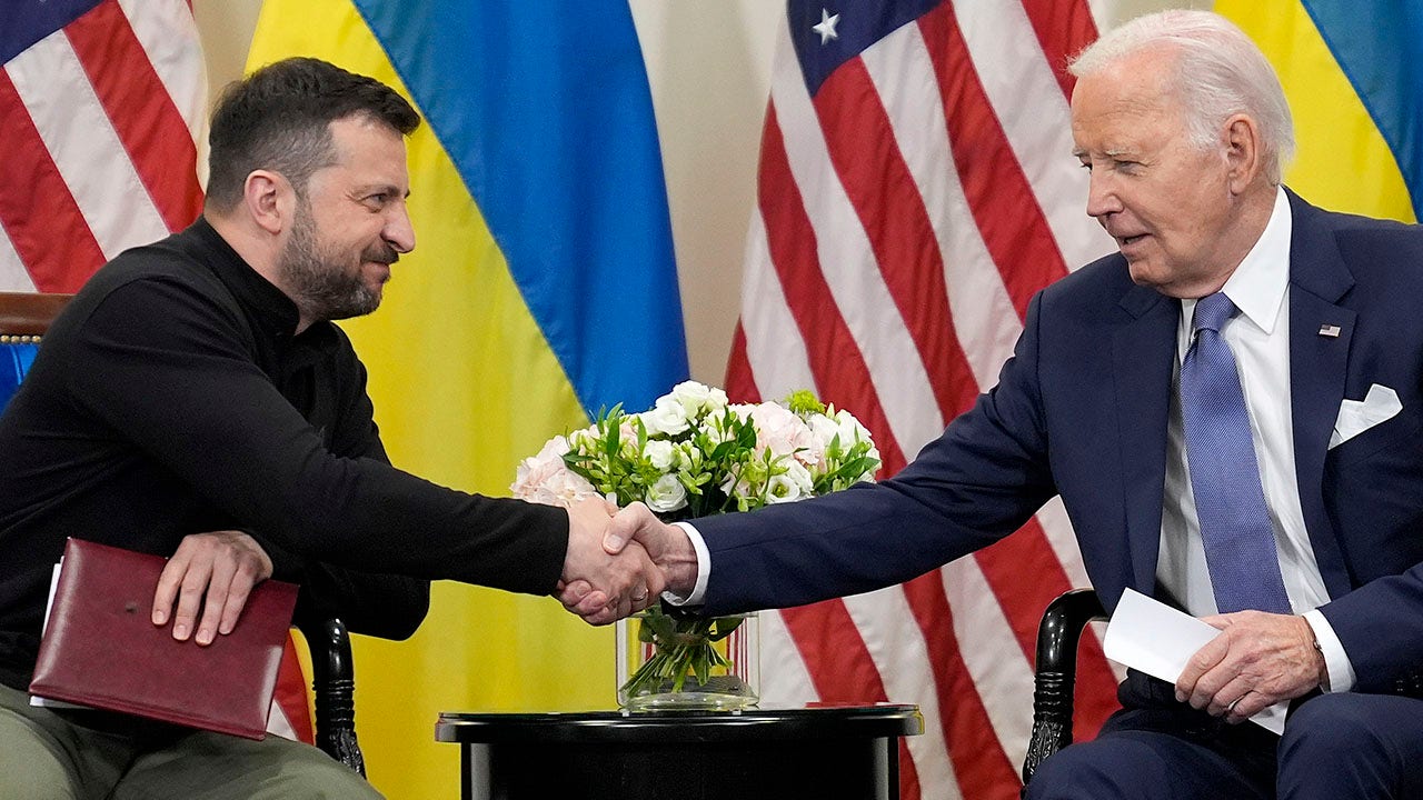 Biden singles out conservatives over Ukraine funding in meeting with ...