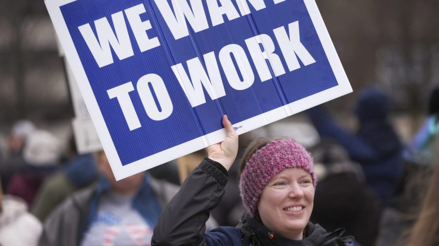 Poll of scientists shows large majority weighing leaving US