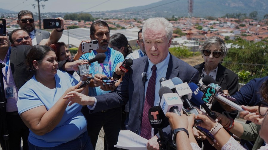 Van Hollen meets with Abrego Garcia in El Salvador
