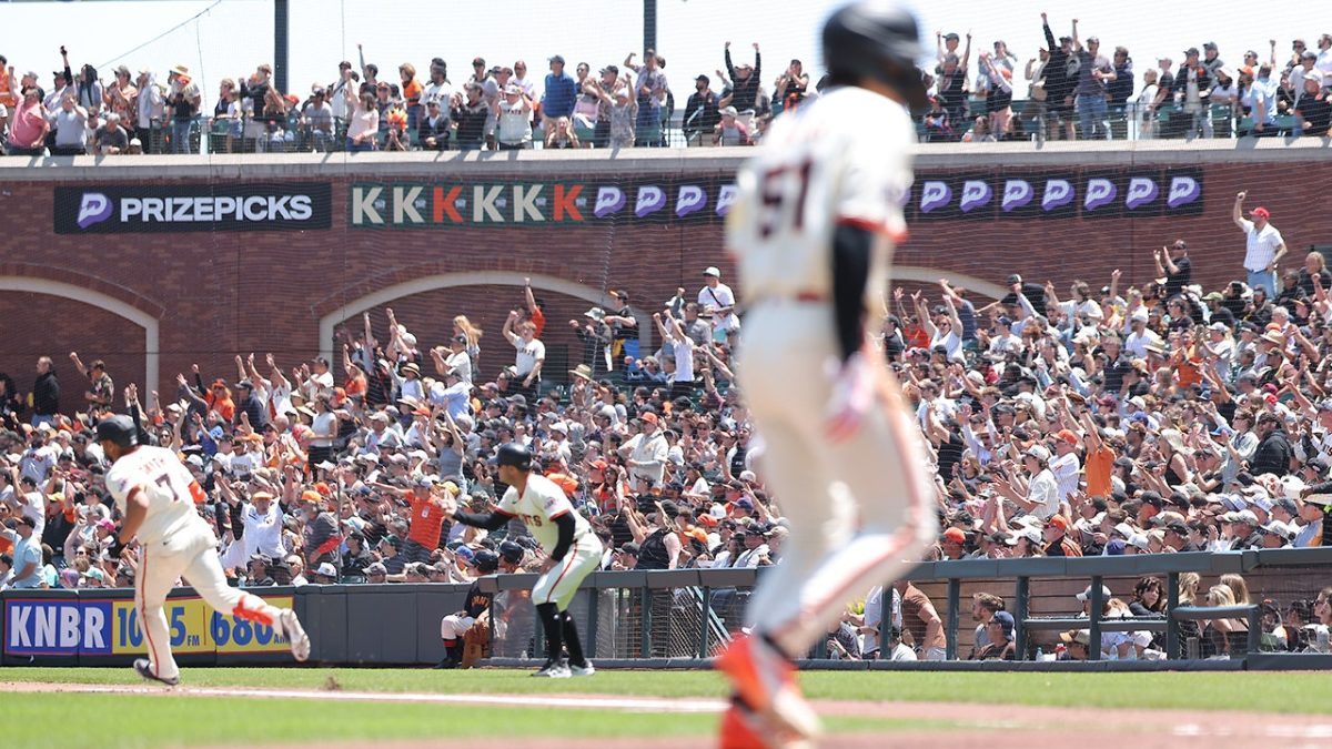 A baseball thrown from the stands during the Giants-Braves game causes confusion on the field.