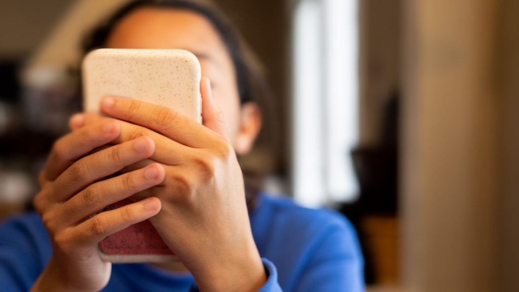 A study reveals a connection between screen addiction and suicidal behaviors in teenagers.