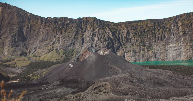 Brazilian Tourist Passes Away After Falling Into Indonesian Volcano During Failed Rescue Efforts