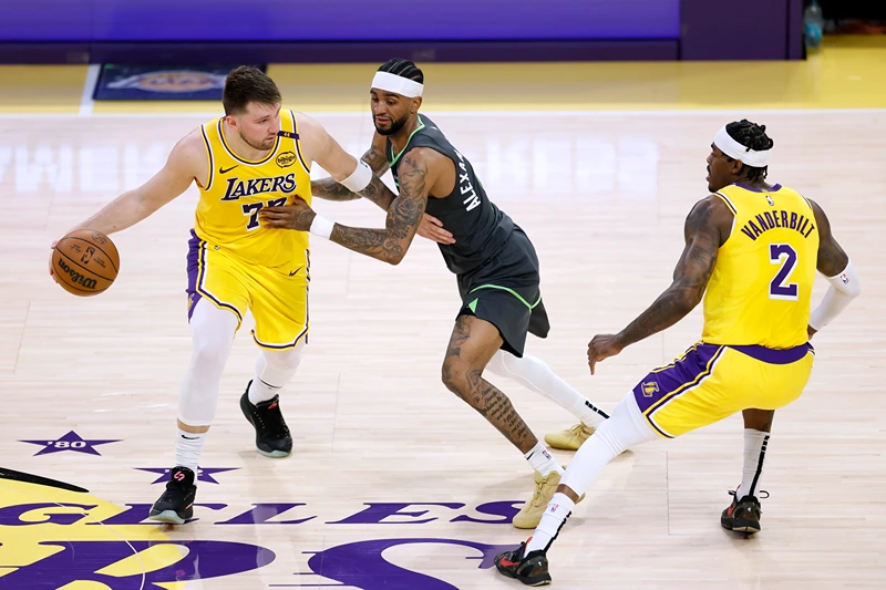 Buss family plans to sell most of their stake in the Los Angeles Lakers