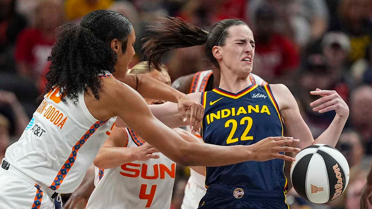 Caitlin Clark experiences intense moment during Fever-Sun match