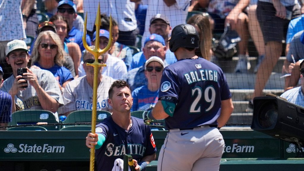 Cal Raleigh of the Mariners sets a new HR record before the All-Star break, surpassing Johnny Bench.