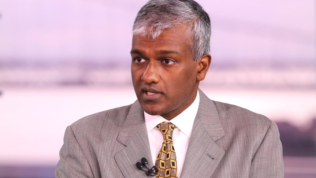 Dan Niles advises investors to disregard valuations and shares his top tech stock picks.