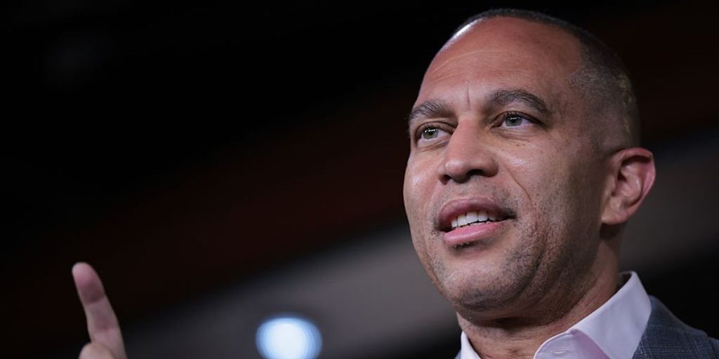 Dana Bash shares difficult news with Hakeem Jeffries: 'It's quite tough'