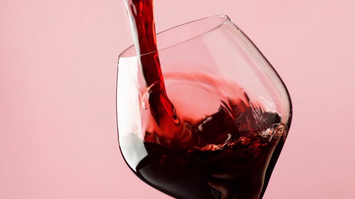 Experts find that dry red wine and clear spirits are the least harmful alcoholic beverages.