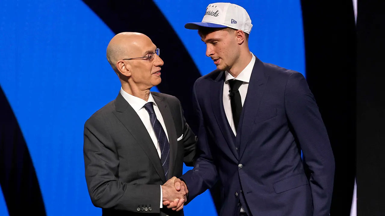 Fan mocks Adam Silver at NBA Draft regarding Mavericks draft lottery issue