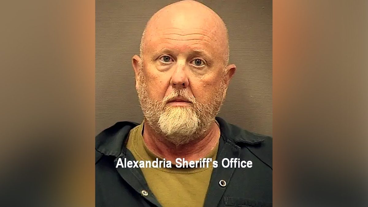 Former Coast Guard officer sentenced to home confinement for threats against Trump