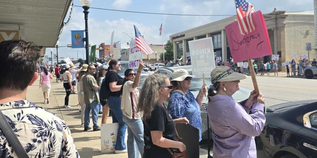 From strong protests to friendly gestures: 'No Kings' rally in Texas remains respectful