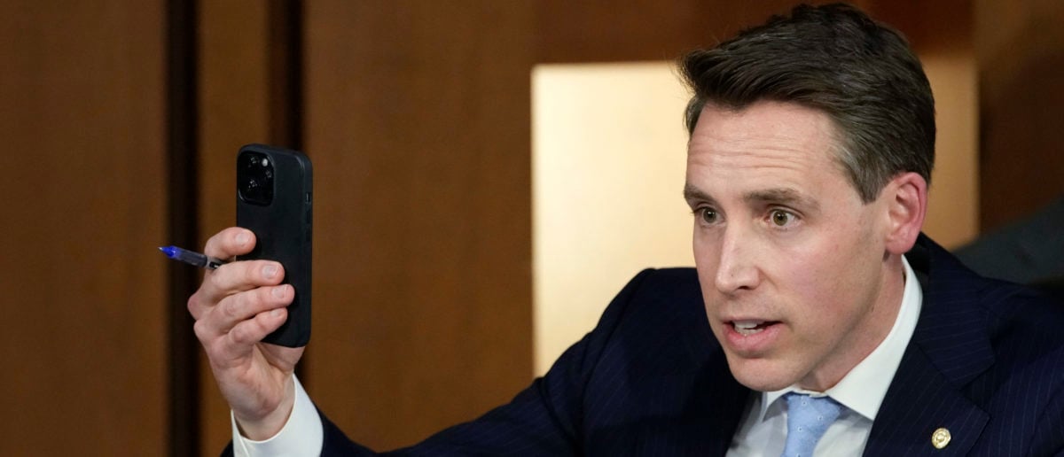 Hawley Parts Ways with GOP as Senate Supports Financial Aid for Crypto Investors