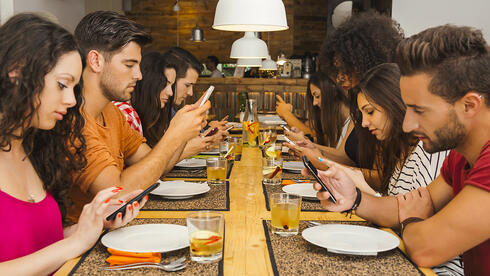 How screens and social media change the way we think