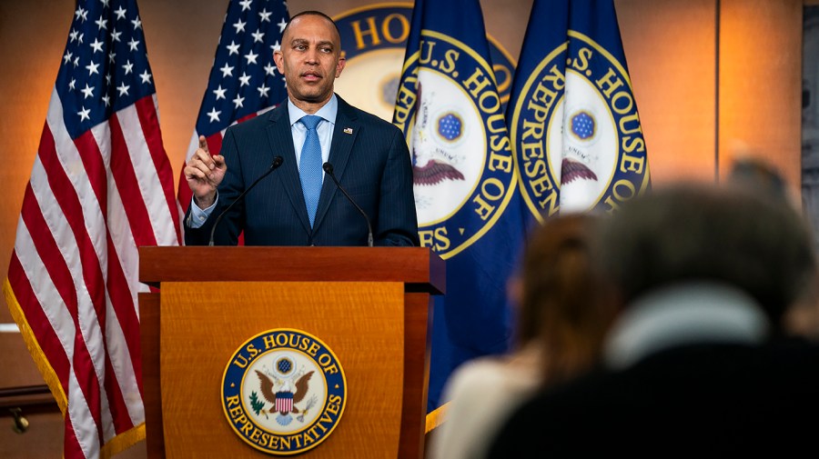 Jeffries chooses not to support Musk during the billionaire's conflict with Trump