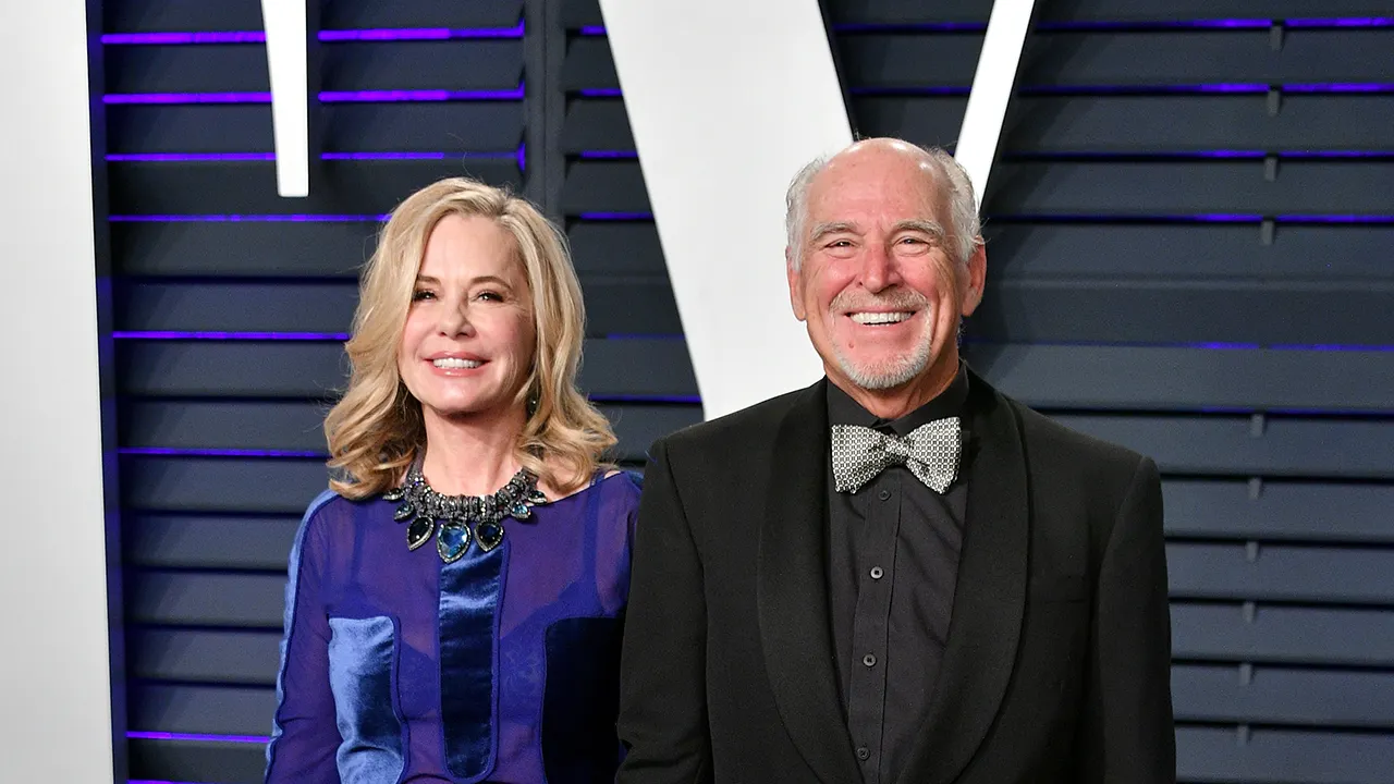 Jimmy Buffett's wife requests the removal of a co-trustee from the $275 million estate.