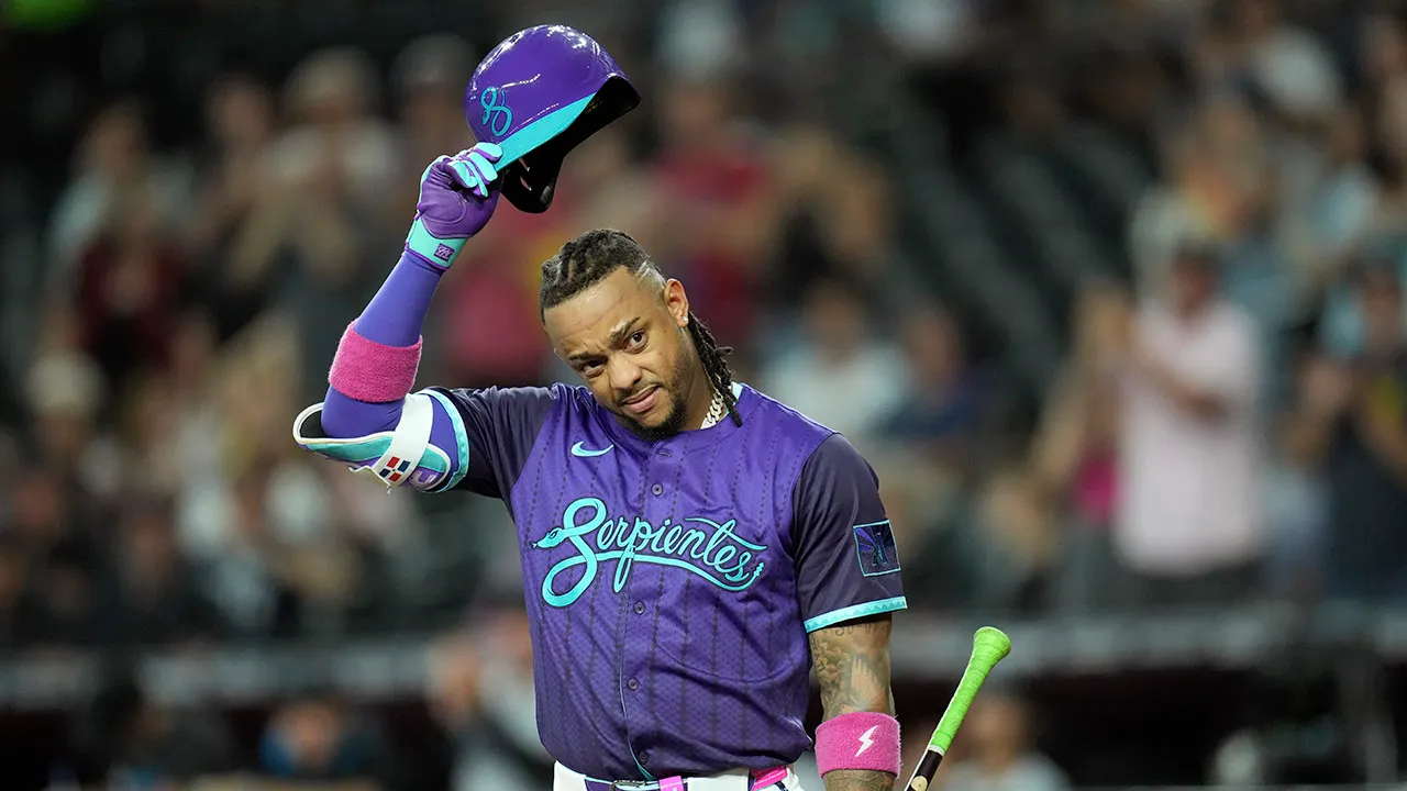 Ketel Marte of the Diamondbacks gets a heartfelt cheer following hurtful remarks from a fan.