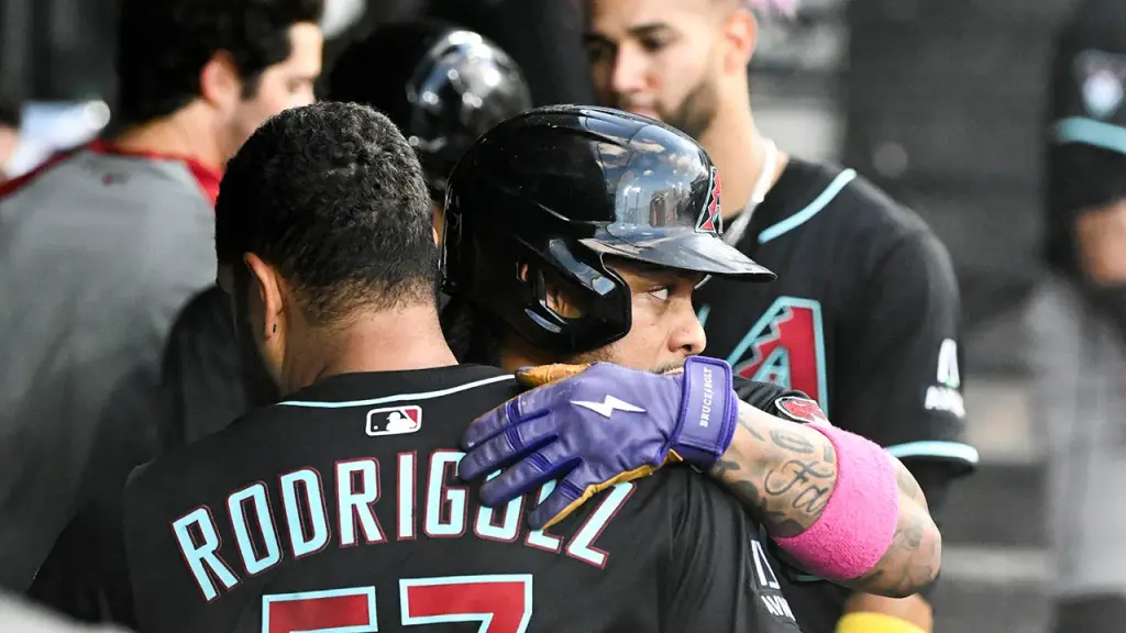 Ketel Marte of the Diamondbacks tears up on the field following fan remarks about his late mother