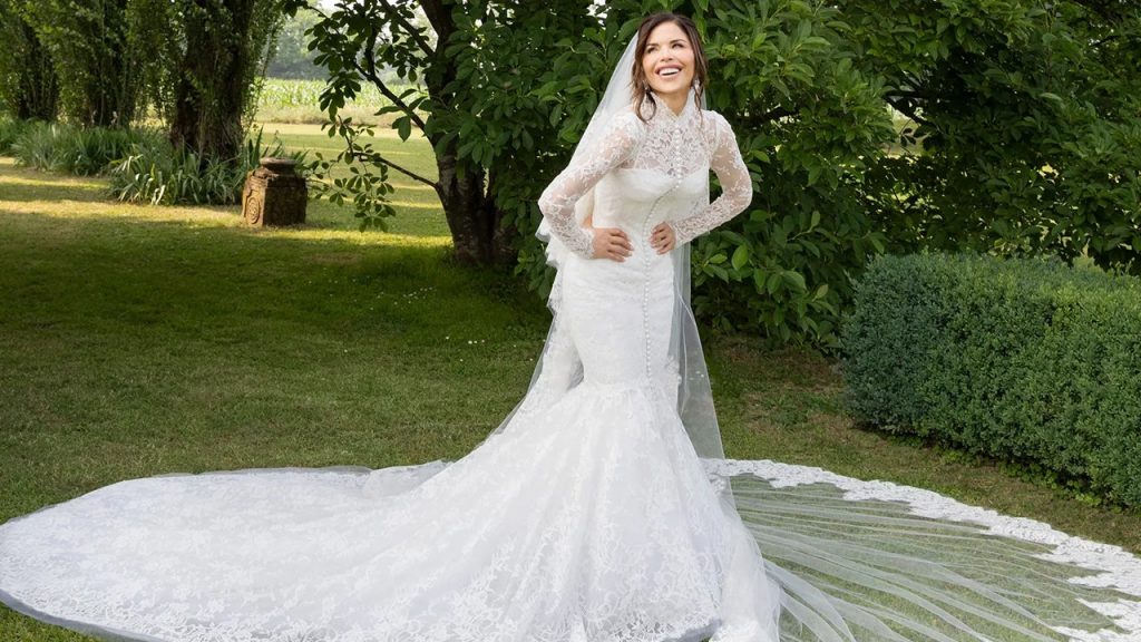 Lauren Sánchez adopts the name Bezos and showcases a beautiful wedding dress.