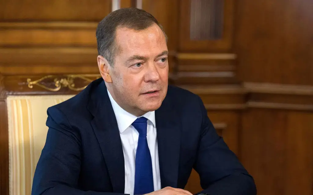 Medvedev explains that Russia will not supply nuclear weapons to Iran during the crisis.
