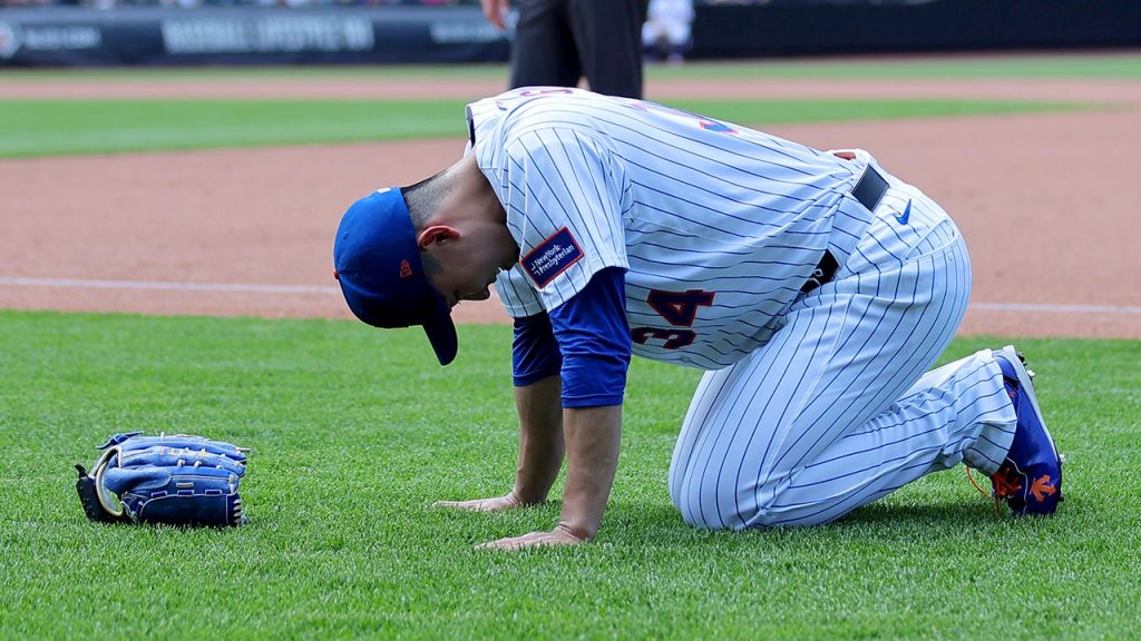 Mets star exits game following a strange fall at first base
