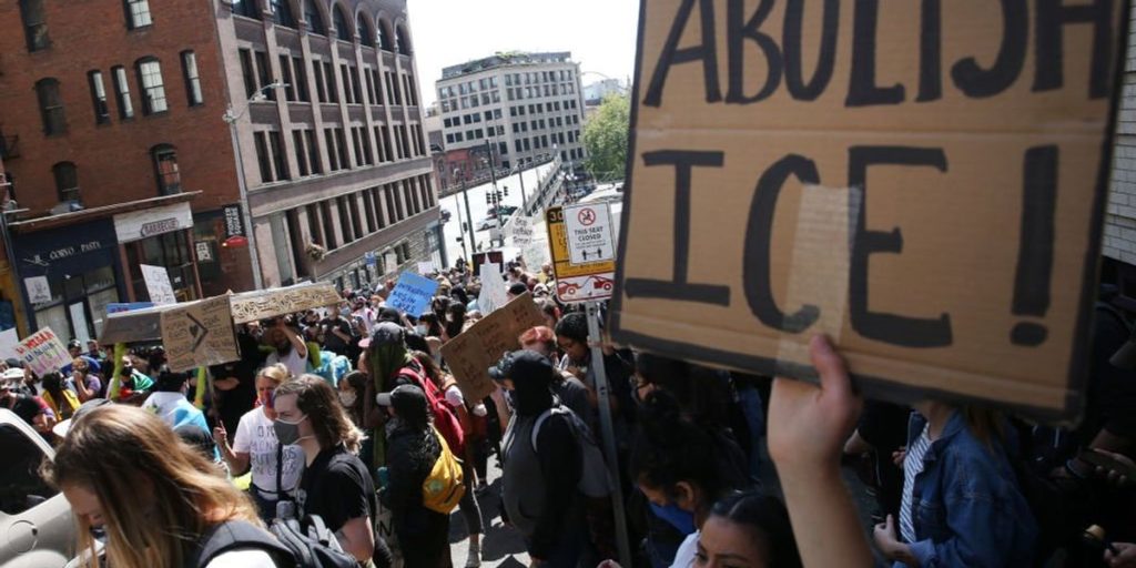 Minneapolis chaos: Progressive crowd throws items and pushes federal agents as anti-ICE violence increases