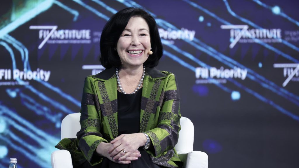 Oracle's shares set to have their strongest week since 2001 due to cloud growth.