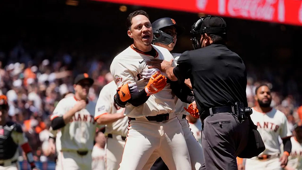 Players clear the field as tensions rise during Marlins' sweep of Giants