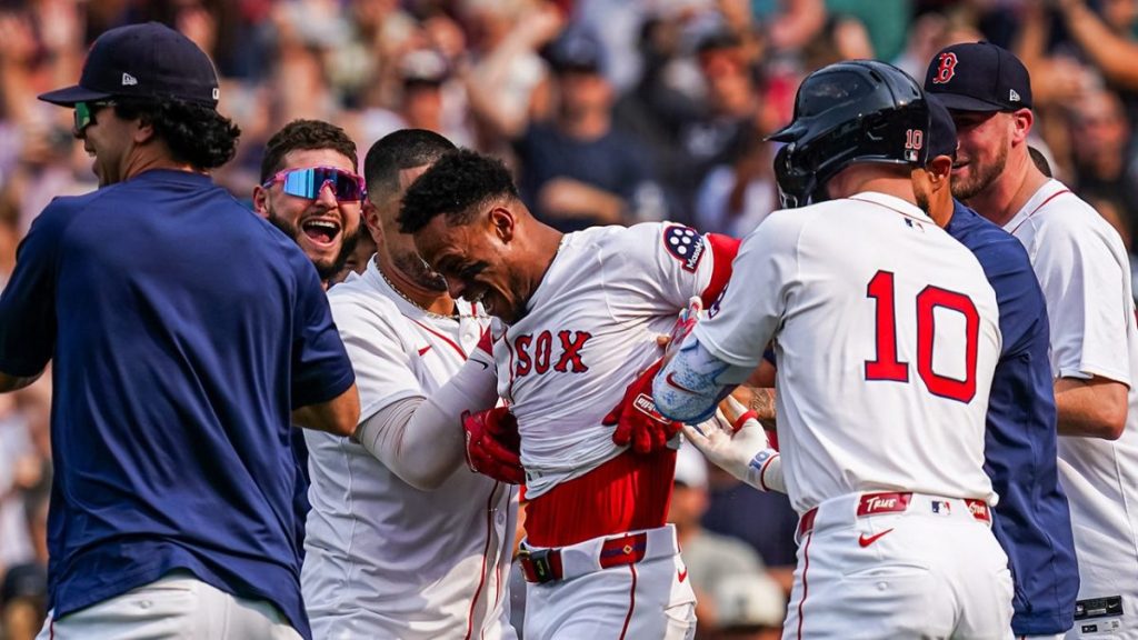 Rafaela hits the shortest walk-off homer in Statcast history at Fenway Park