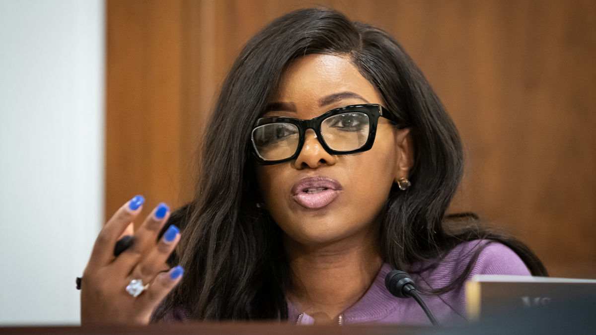 Rep. Crockett supports Biden's mental sharpness during House inquiry