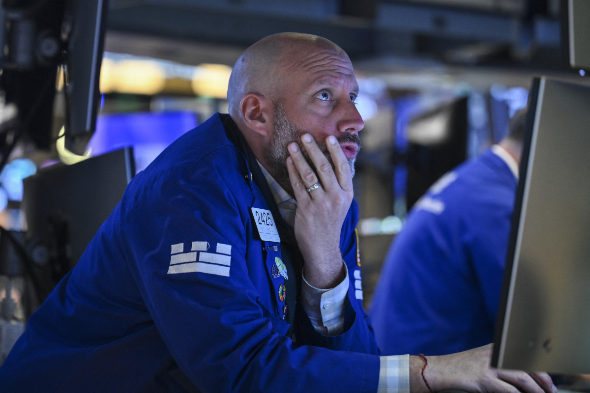 Stocks struggle following unexpected inflation and trade news from China