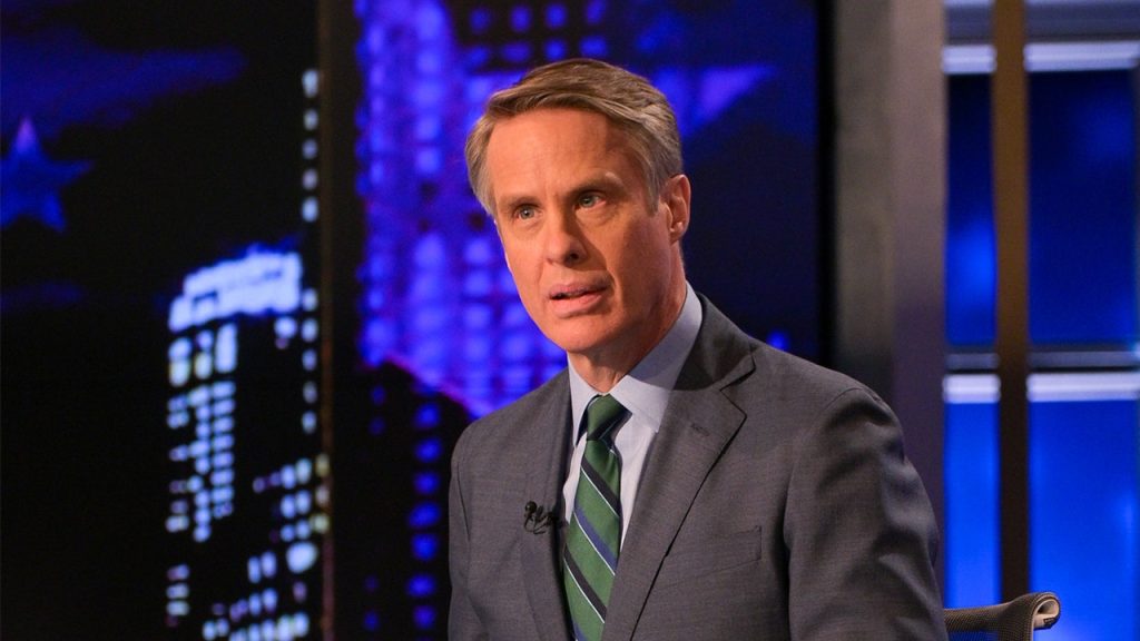 Terry Moran, a former ABC News reporter, argues that journalists should not aim for objectivity.