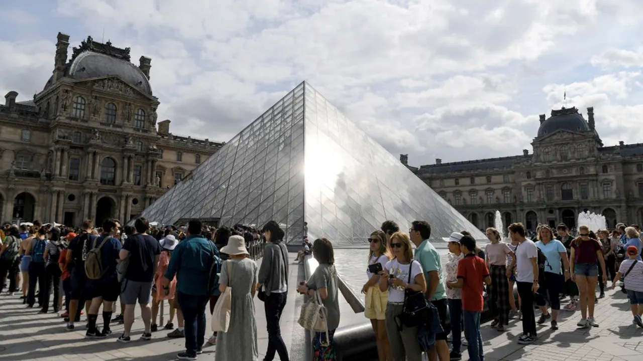 The most popular museum in the world closes due to staff issues with large crowds.