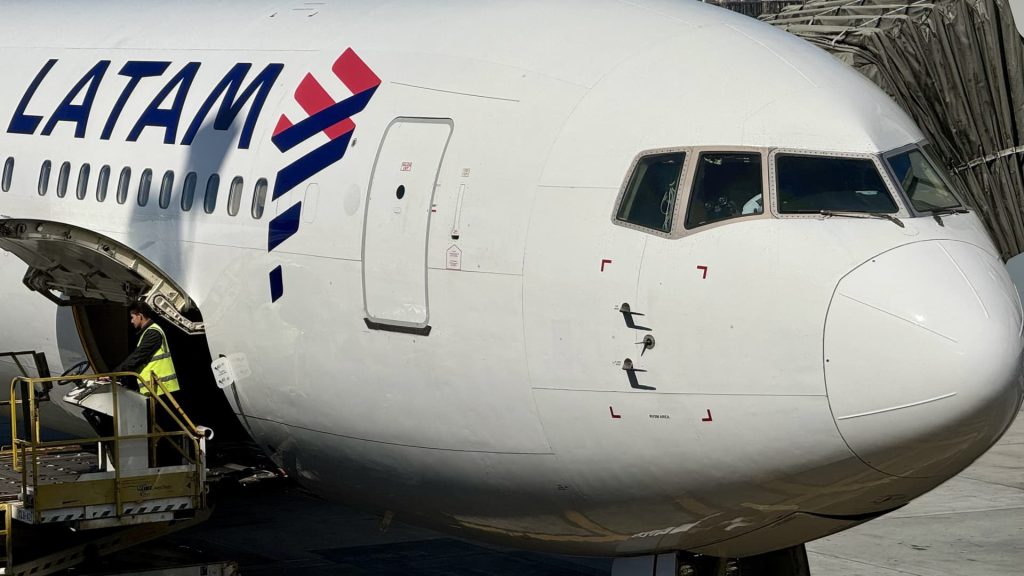 These global stocks are favored by analysts and offer dividends.