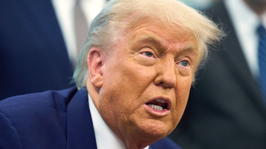 Trump criticizes Powell and hints at appointing himself to the Federal Reserve