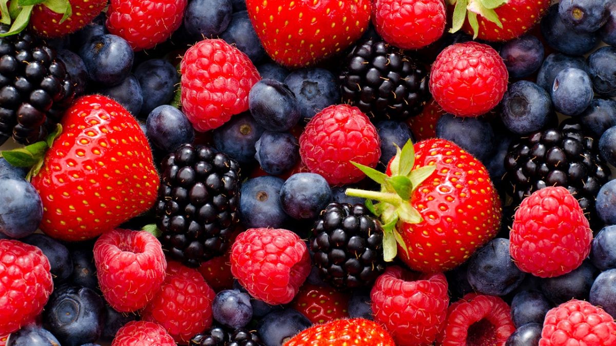 Ways to keep strawberries and blueberries fresh for a longer time, based on expert advice