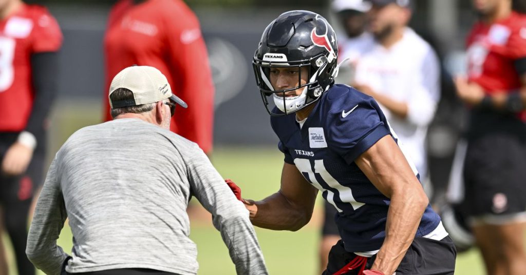 Why are numerous 2025 NFL Draft selections still without contracts?