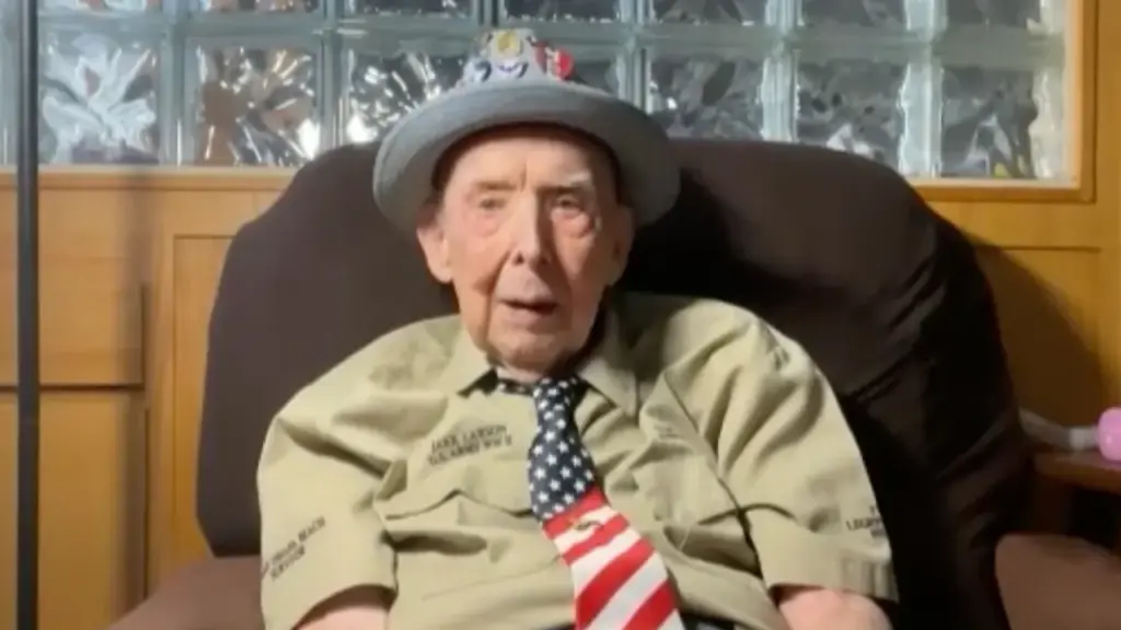 102-year-old WWII veteran gains popularity on TikTok by sharing his war experiences