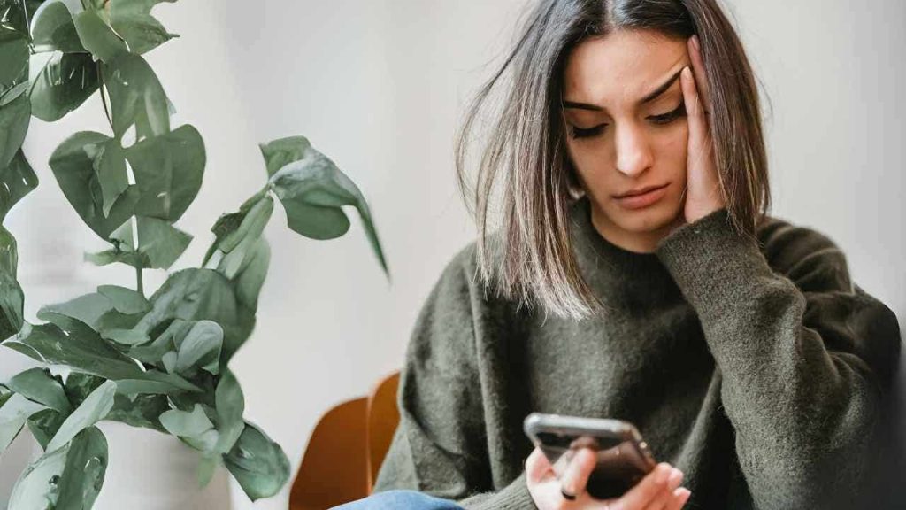 5 technology concepts impacting mental health — doomscrolling to digital detox