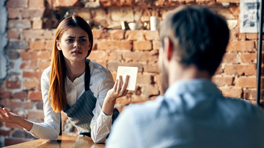 8 warning signs that indicate a letdown at a restaurant, experts explain