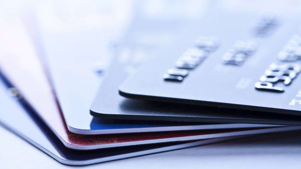 Advantages and disadvantages of being an authorized user on another person's credit card