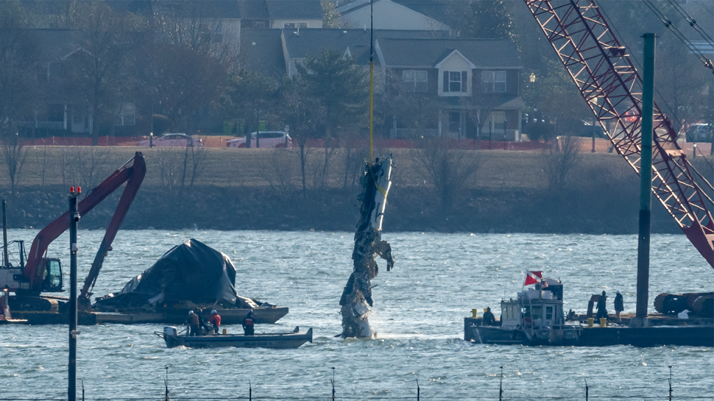 Air traffic controller did not alert aircraft prior to DC crash that resulted in 67 fatalities