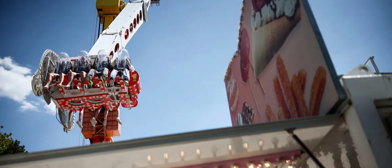 Amusement Park Attraction Breaks In Two, Causes Riders to Fall to the Ground