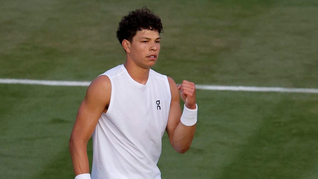 Ben Shelton wins in one minute after suspended match at Wimbledon.